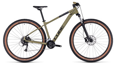 Mountain bike hardtail Cube Aim Race in verde oliva lucido.