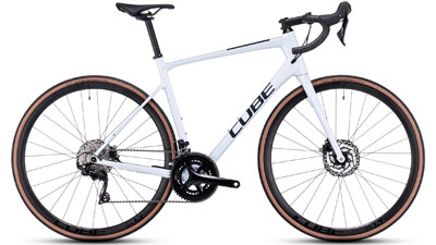 Bicicletta da corsa Cube Attain GTC Race in bianco.