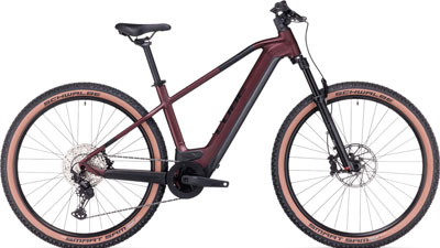Si vede una bicicletta Cube Reaction Hybrid di colore rosso scuro.