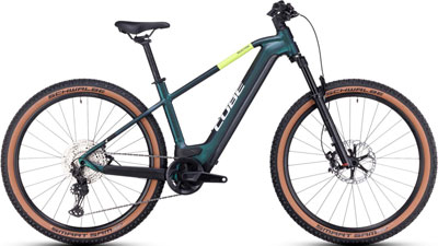 Si vede una bicicletta Cube Reaction Hybrid di colore verde scuro con dettagli giallo neon.