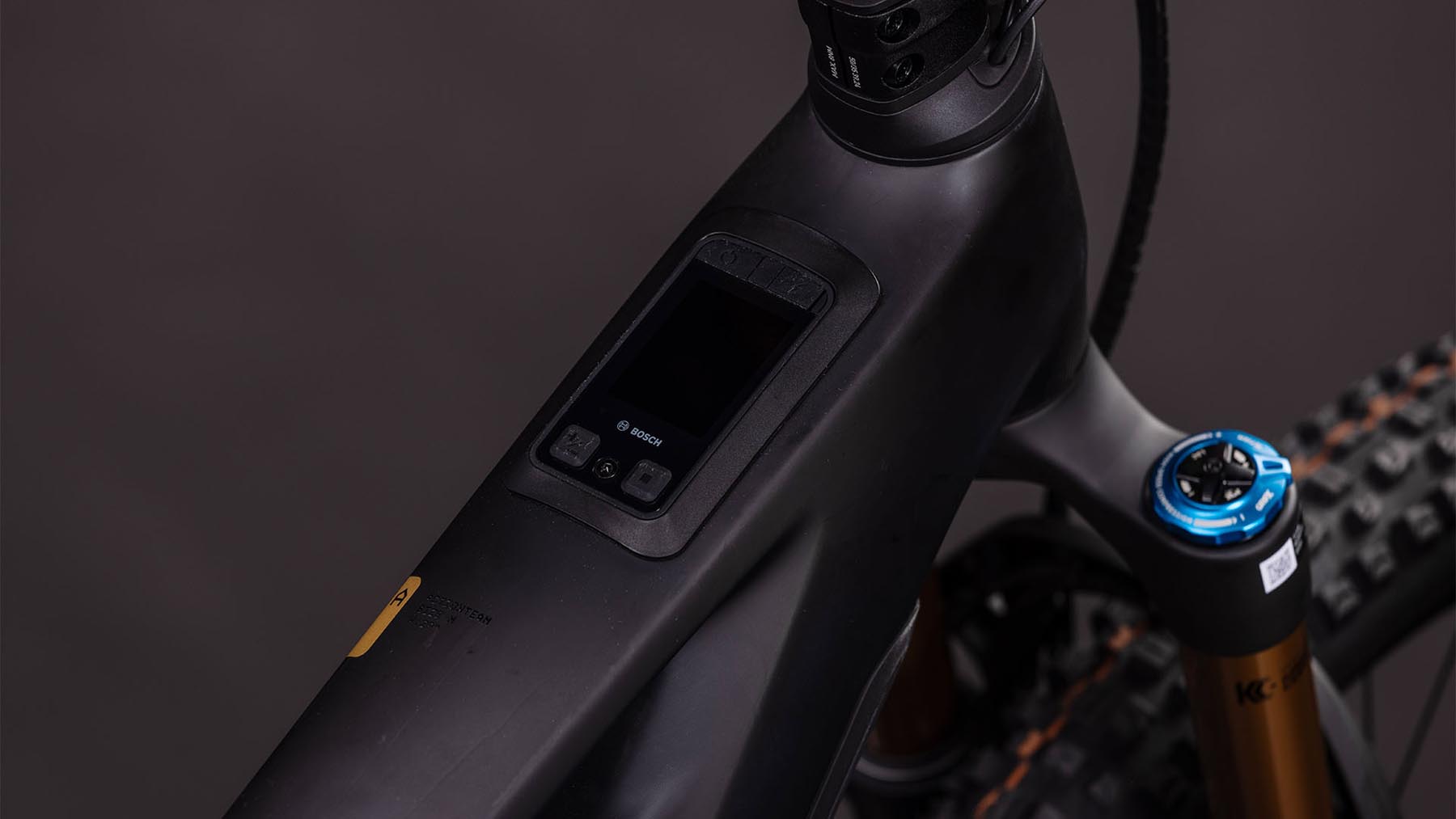 102800-Cube-Stereo-Hybrid-ONE44-HPC-AT-800-carbon-n-gold-2026-EBike-Fully-Mountainbike-01