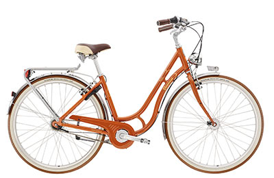 Si vede una bicicletta retrò arancione con telaio a scavalco basso.