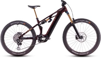 Si vede una e-bike Cube Stereo Hybrid ONE77 HPC SLT di colore rosso scuro con ammortizzatori dorati.