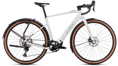 Si vede una bicicletta elettrica bianca Cube Nuroad Hybrid Race FE.