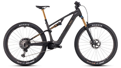 Si vede una bicicletta Cube AMS Hybrid nera con ammortizzatori dorati.