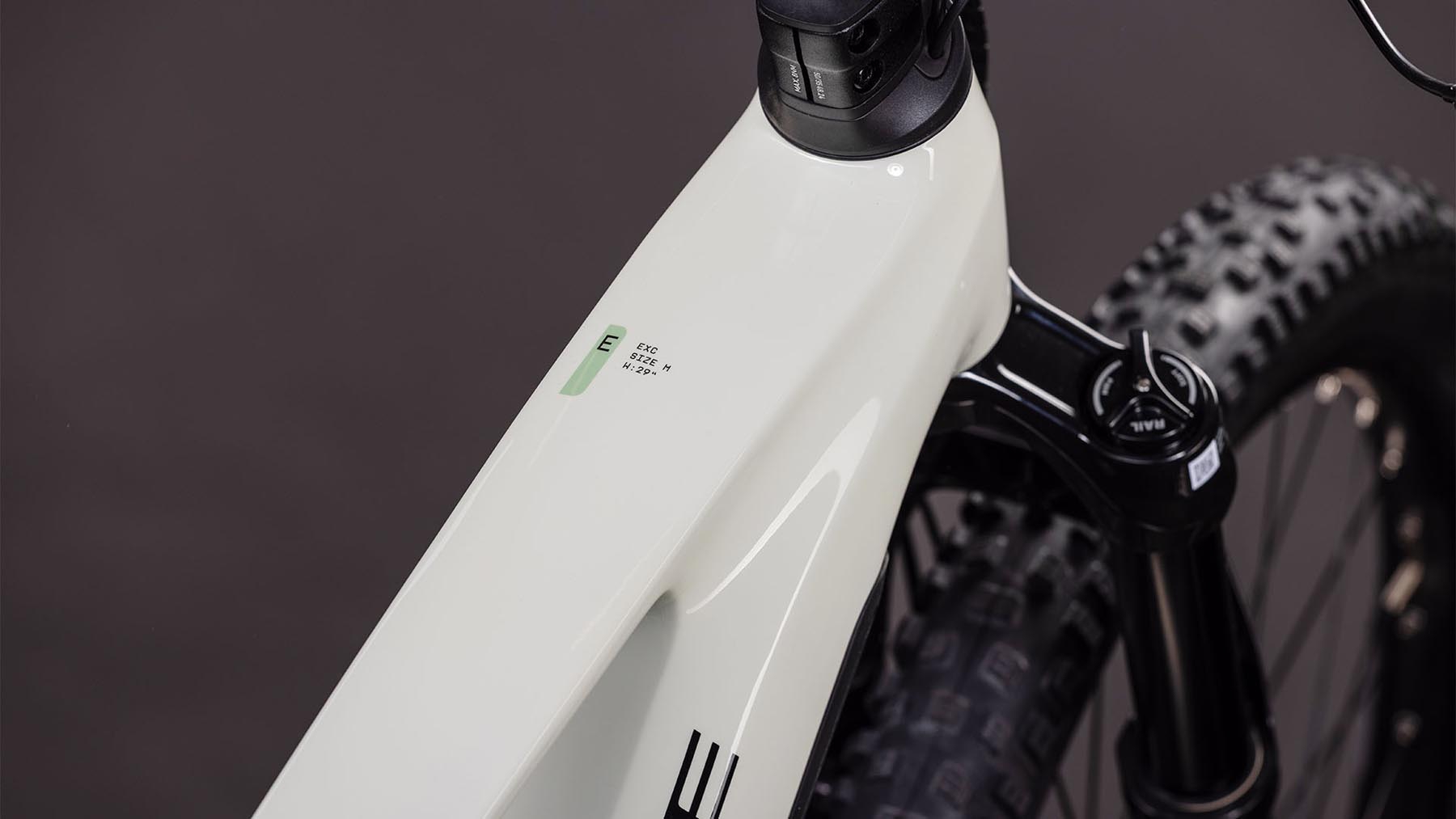 102310-Cube-Stereo-Hybrid-ONE44-EXC-800-desertstone-n-driedherbs-2026-EBike-Fully-Mountainbike-01
