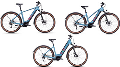 Sono esposte tre e-bike Cube Nuride Hybrid blu, ciascuna con telaio a diamante, telaio trapezoidale e telaio a scavalco basso.