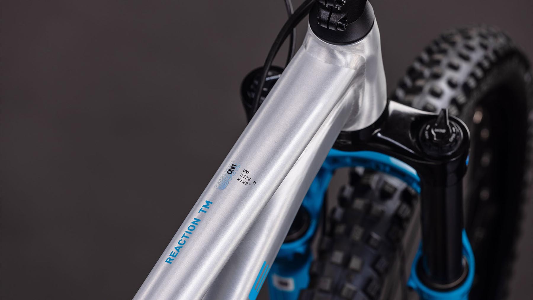 144100-Cube-Reaction-TM-ONE-rawmetal-n-blue-2026-Hardtail-Mountainbike-01
