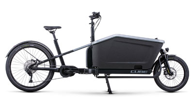 Si vede una bicicletta da carico Cube Cargo Hybrid 500 grigia.