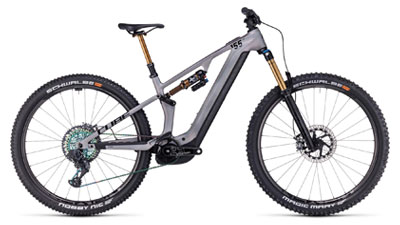 Si vede una e-bike Cube Stereo Hybrid ONE44 HPC SLX grigia con ammortizzatori dorati.