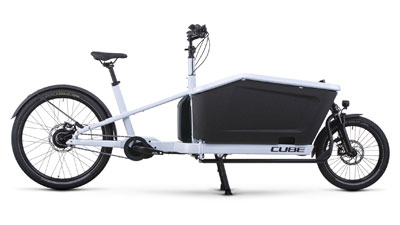 Si vede una bicicletta da carico bianca Cube Cargo Hybrid 500.