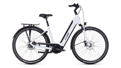 Si vede una e-bike Cube Supreme Hybrid EXC bianca con telaio a scavalco basso.